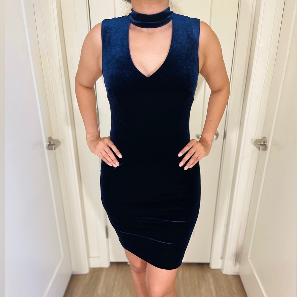 An elegant blue evening velvet dress !